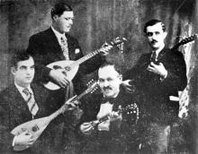il 'famoso quartetto del Pireo’ ('Tetrás i hakustí tu Peiraiós')