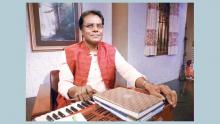 Mahadeb Ghose mentre suona l'armonium