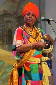 Purna Chandra Das Baul mentre suona il khamak