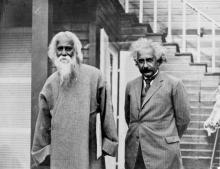 Rabindranath Tagore (1861-1941) con Albert Einstein (1879-1955), nel 1930